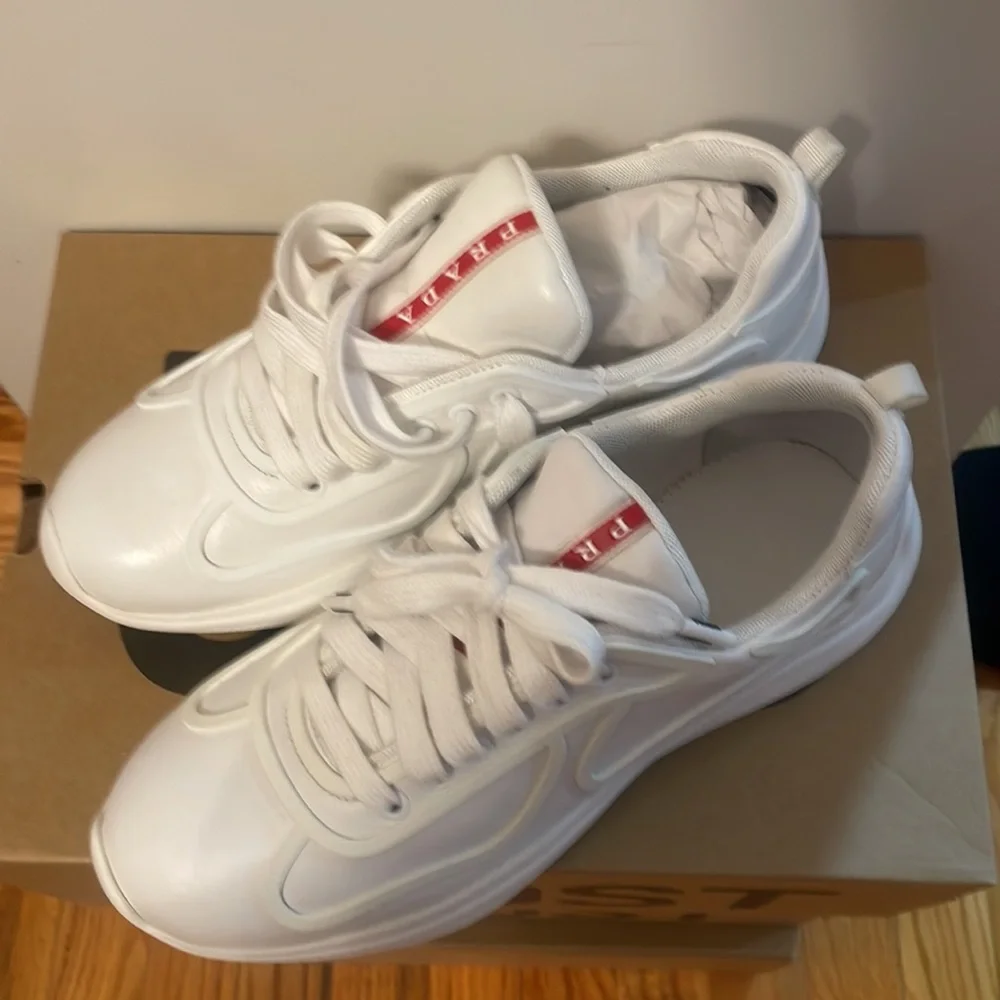 Prada - Picture 4 of 5